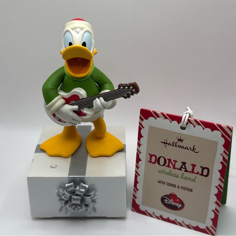 Hallmark Donald Duck with Guitar sound and motion